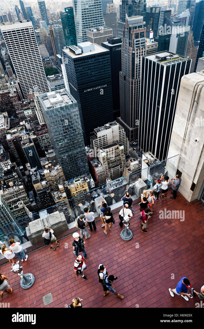 NEW YORK CITY - Luglio 11: Skyline e Times Square, in primo piano con persone turistico su un tetto, è un simbolo della città di New York STATI UNITI D'AMERICA Foto Stock