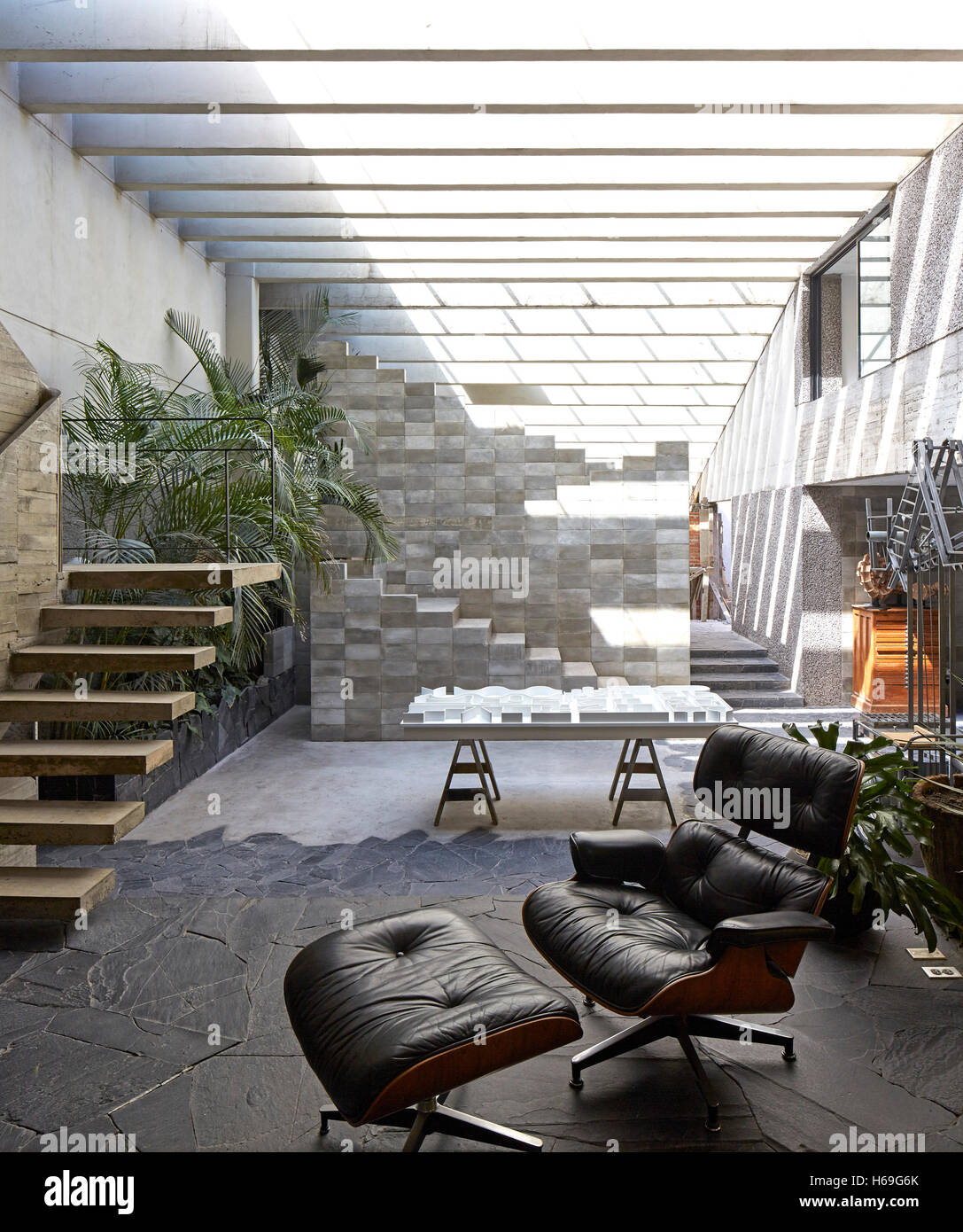 Nel complesso vista interna verso gli artisti "piramide" studio. Pedro Reyes, casa di città del Messico. Architetto: N/A , 2015. Foto Stock