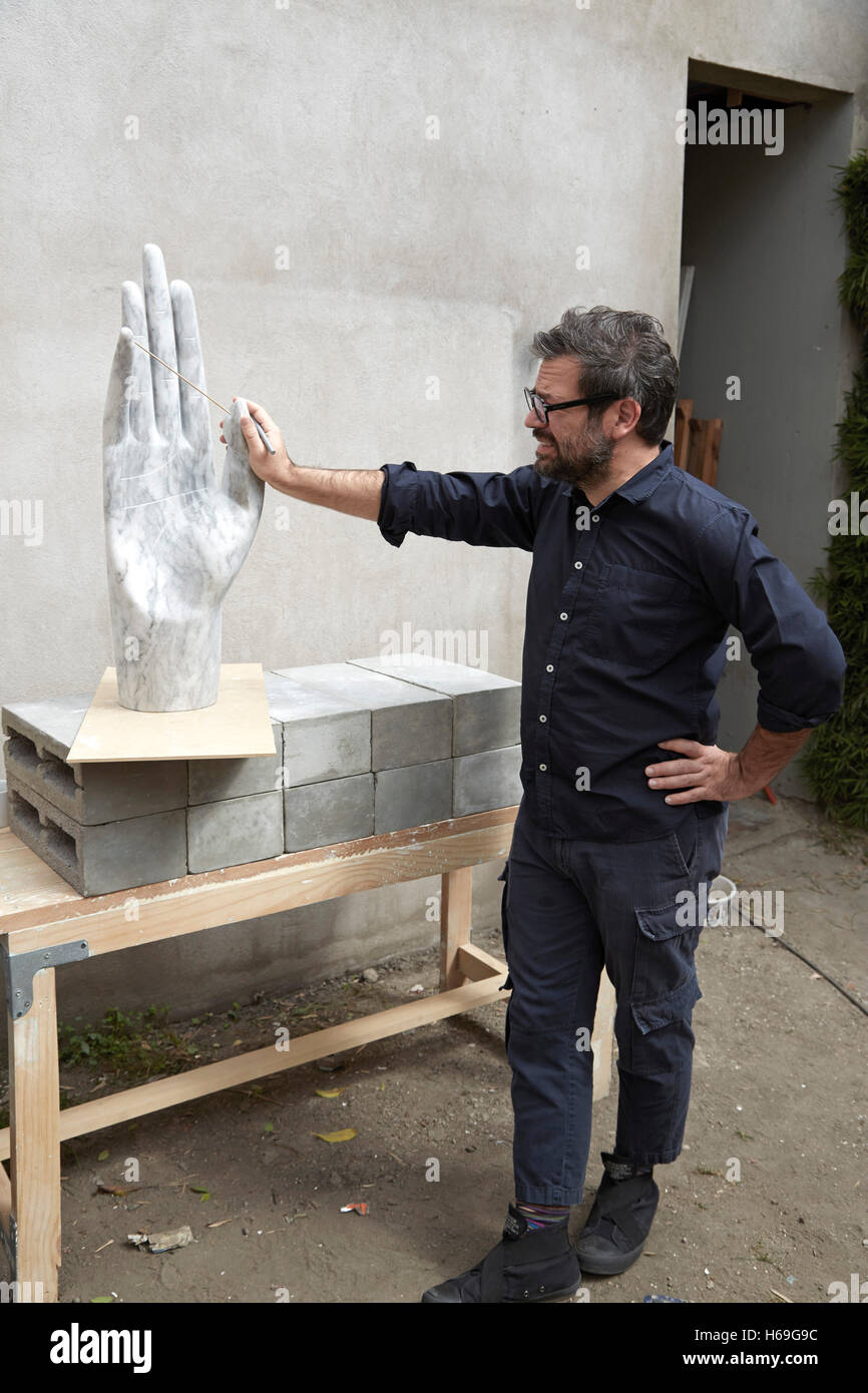 Pedro Reyes con arte il lavoro in studio posteriore. Pedro Reyes, casa di città del Messico. Architetto: N/A , 2015. Foto Stock