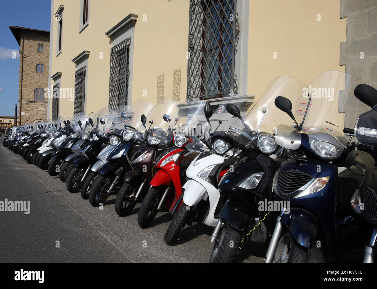 Una fila di motocicli in Firenze Toscana Italia Foto Stock