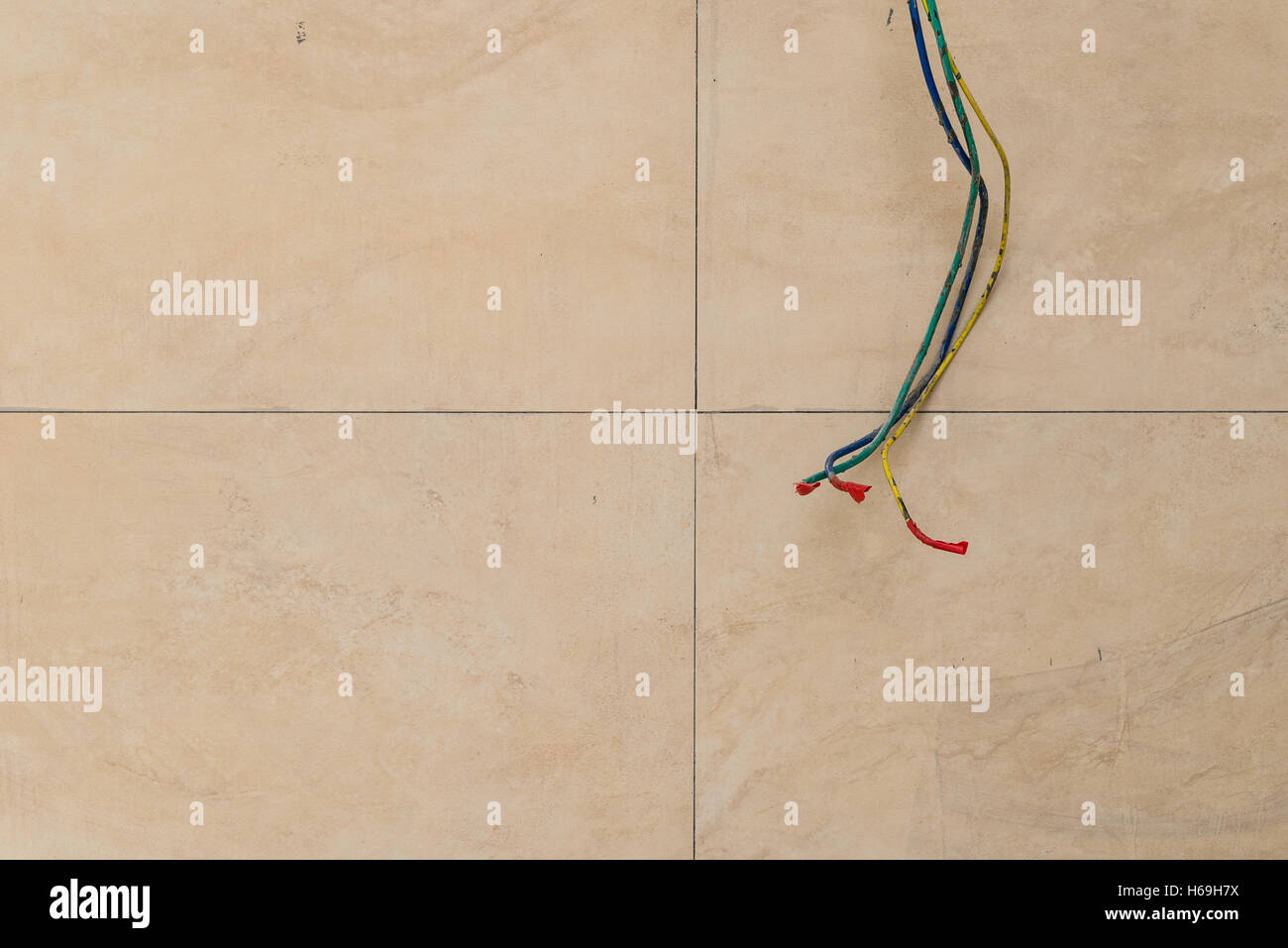 Incompiuta cavi elettrici sulla parete Foto Stock
