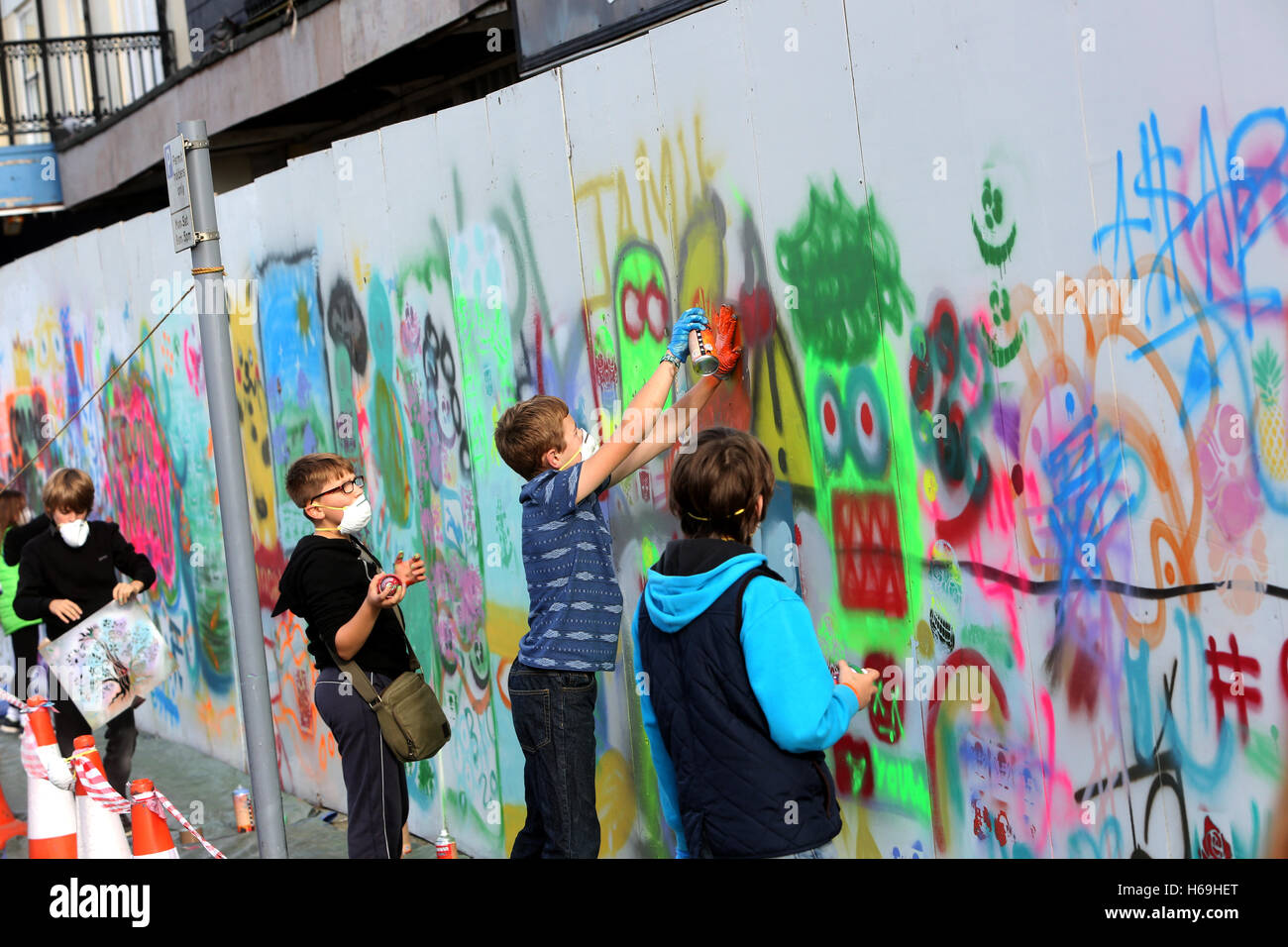 Piccolo progetto creativo dove i giovani possono graffiti su un intavolato edificio nel centro di Bognor Regis, West Sussex, Regno Unito. Foto Stock