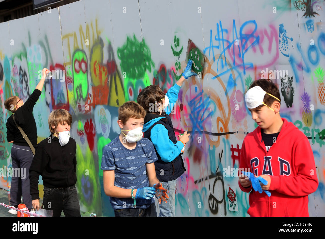 Piccolo progetto creativo dove i giovani possono graffiti su un intavolato edificio nel centro di Bognor Regis, West Sussex, Regno Unito. Foto Stock