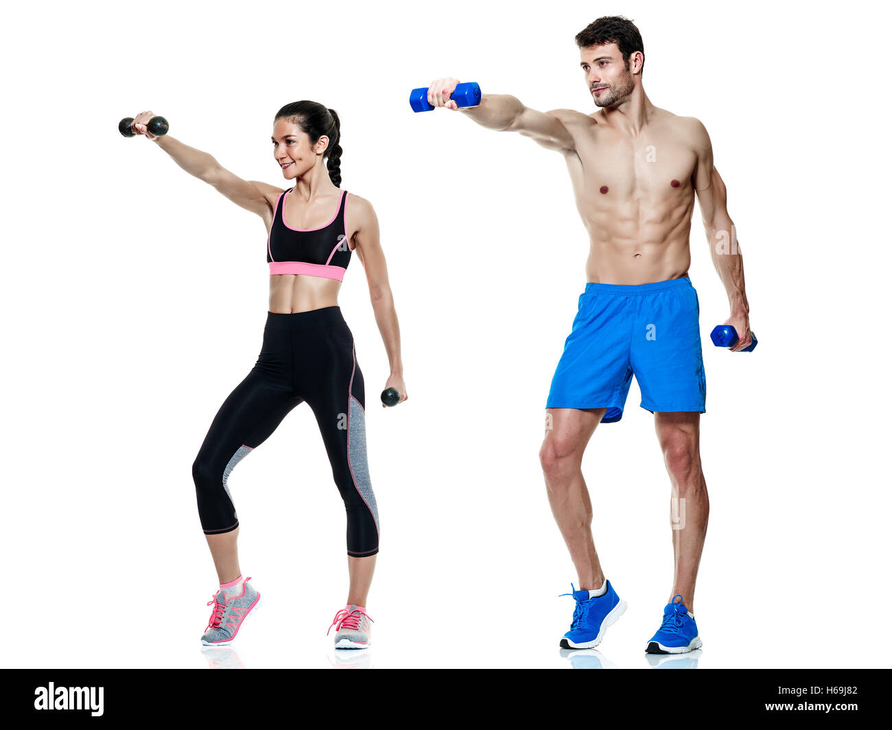 Una coppia caucasica l uomo e la donna che esercitano gli esercizi di fitness isolati su sfondo bianco Foto Stock