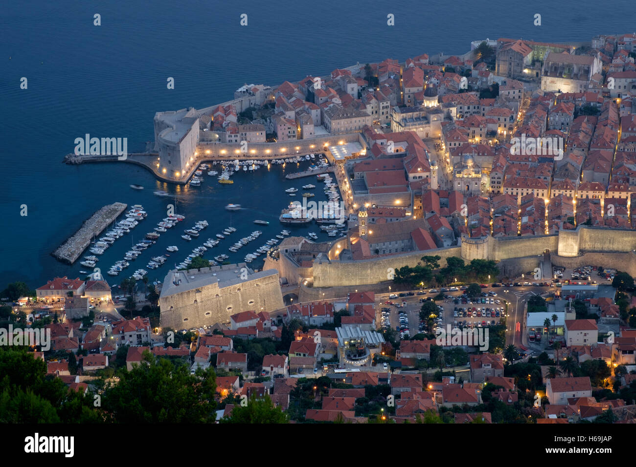Vista dalla cima del monte Srd e la stazione della funivia del sito Patrimonio Mondiale dell'UNESCO della Città Vecchia di Dubrovnik in Dalmat Foto Stock