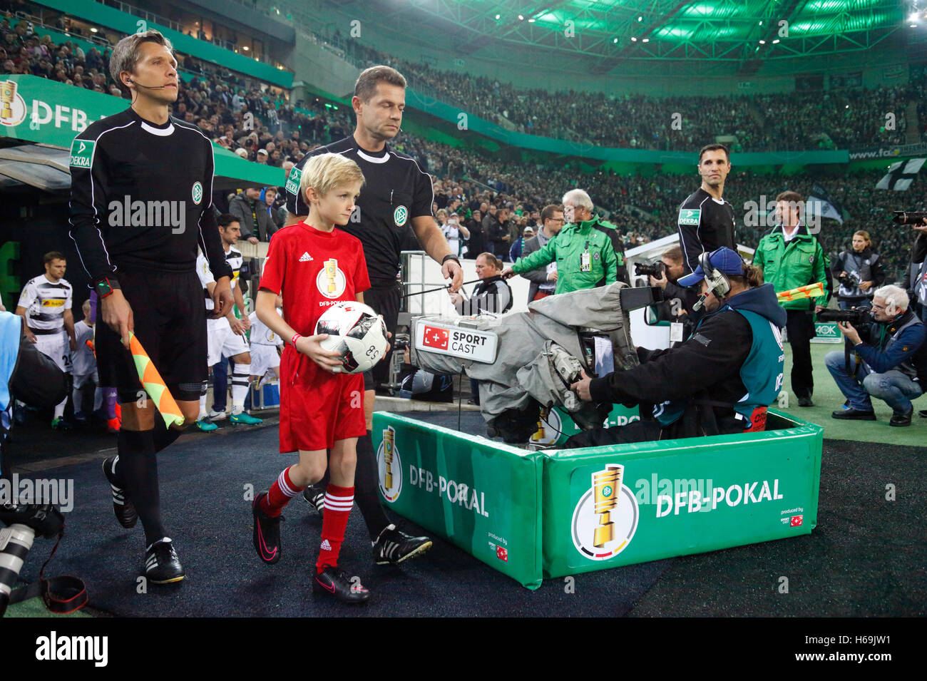 Sport, calcio, coppa DFB, 2016/2017, Round 2, Borussia Moenchengladbach versus VfB Stoccarda 2:0, Stadio Borussia Park, team entrare, cameraman, running-in kids, corrispondono a funzionari, assistente f.l.t.r. Thomas Stein, arbitro Guenter Perl, assistente Michael Emmer Foto Stock