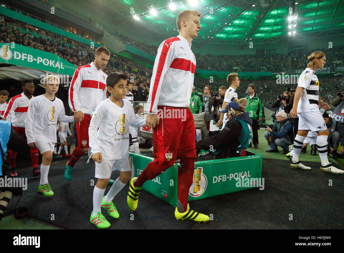 Sport, calcio, coppa DFB, 2016/2017, Round 2, Borussia Moenchengladbach versus VfB Stoccarda 2:0, Stadio Borussia Park, team entrare, cameraman, running-in kids, davanti a Timo Baumgartl (VfB), dietro di lui Toni Sunjic (VfB), destra Jannik Vestergaard (MG), dietro di lui Patrick Herrmann (MG) Foto Stock