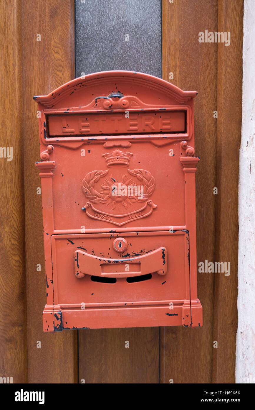 Una vecchia cassetta delle lettere sulla porta di una casa a Dubrovnik, Croazia. Foto Stock