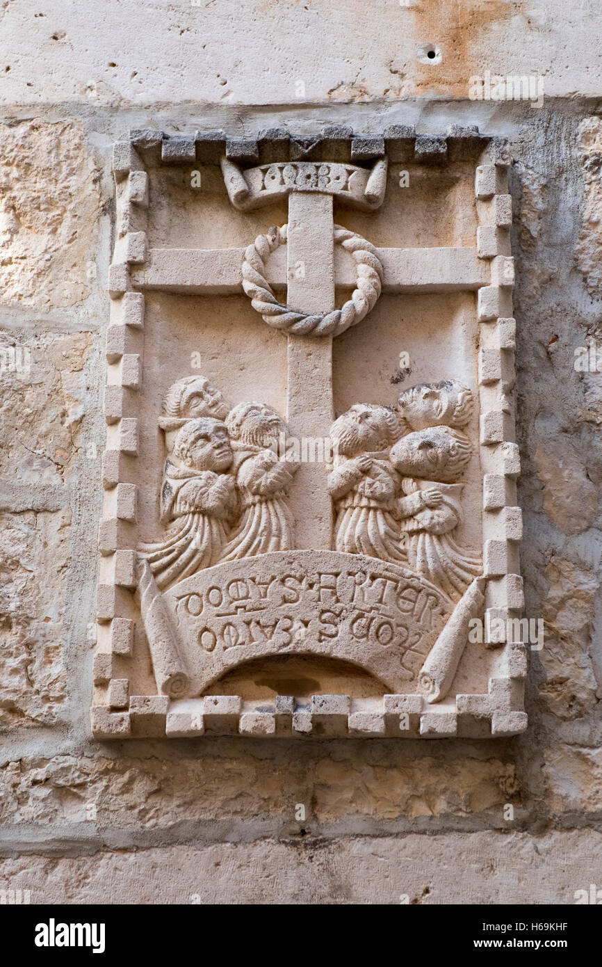 Pietra a rilievo sulla parte esterna della casa del Capitolo della Fraternità di tutti i santi nella vecchia città di Korcula Croazia. Foto Stock