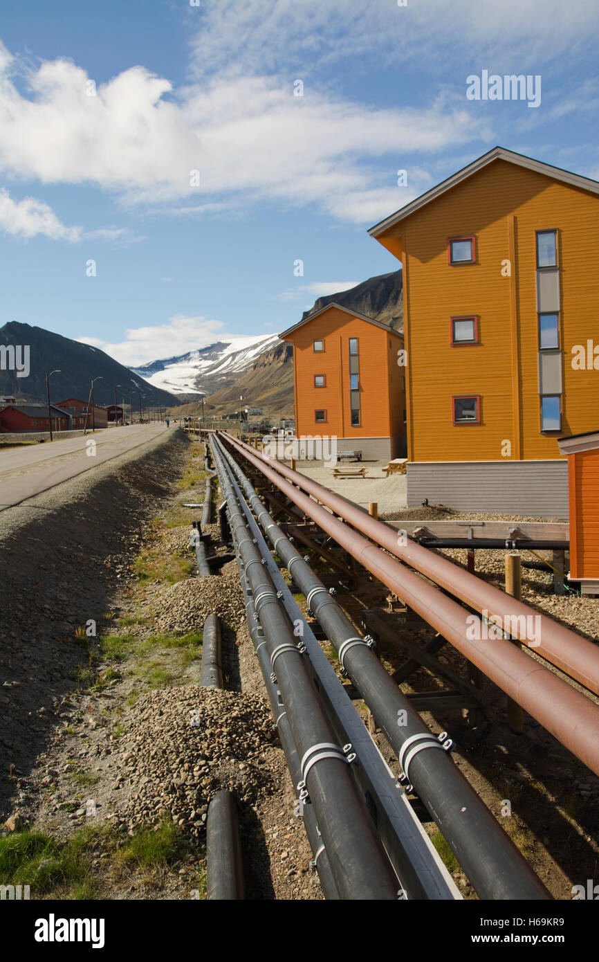 L'Europa, Norvegia, Isole Svalbard (Spitsbergen), Longyearbyen, Main Street con i tipici edifici, tubi di servizio accanto alla strada Foto Stock