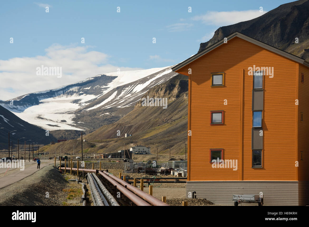 L'Europa, Norvegia, Isole Svalbard (Spitsbergen), Longyearbyen, Main Street con i tipici edifici, tubi di servizio accanto alla strada Foto Stock