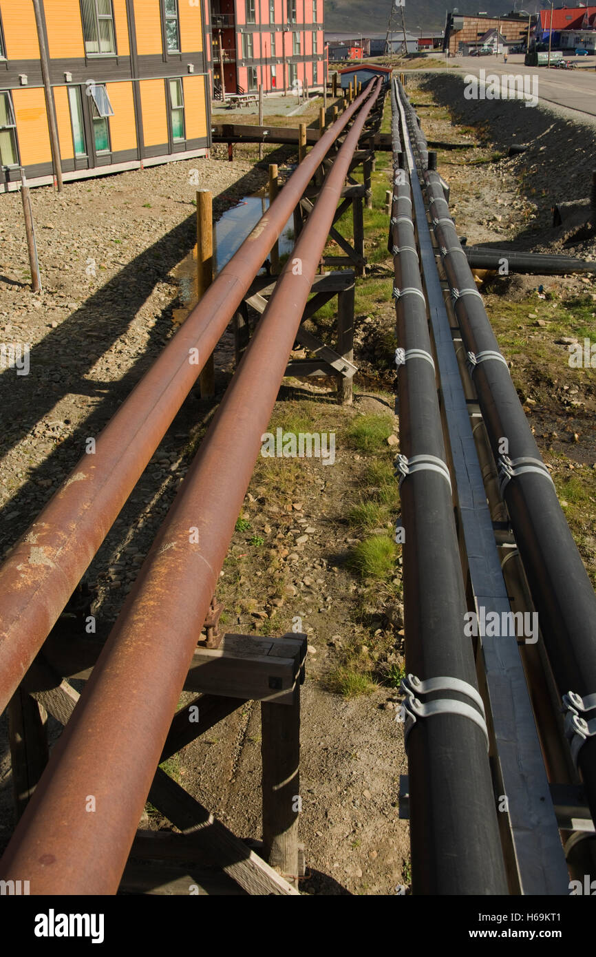 L'Europa, Norvegia, Isole Svalbard (Spitsbergen), Longyearbyen, Main Street con i tipici edifici, tubi di servizio accanto alla strada Foto Stock