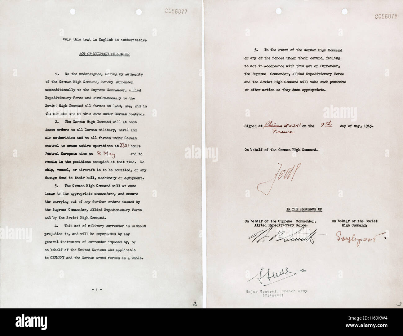 Strumento in tedesco di cedere il primo firmato a Reims, in Francia, il 7 maggio 1945 da Alfred Jodl, Walter Bedell Smith, Ivan Susloparov e Francois Sevez Foto Stock