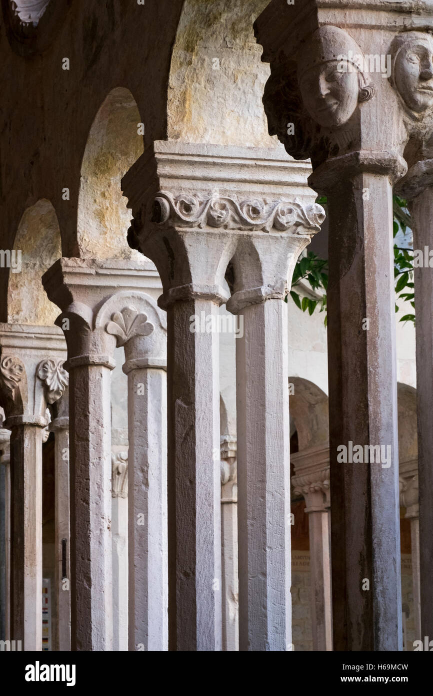 Dubrovnik, situato lungo la costa dalmata in Croazia, è conosciuta come la Perla dell' Adriatico e il suo centro storico è un'UNESCO Wo Foto Stock