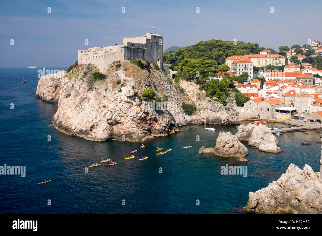 Dubrovnik, situato lungo la costa dalmata in Croazia, è conosciuta come la Perla dell' Adriatico e il suo centro storico è un'UNESCO Wo Foto Stock