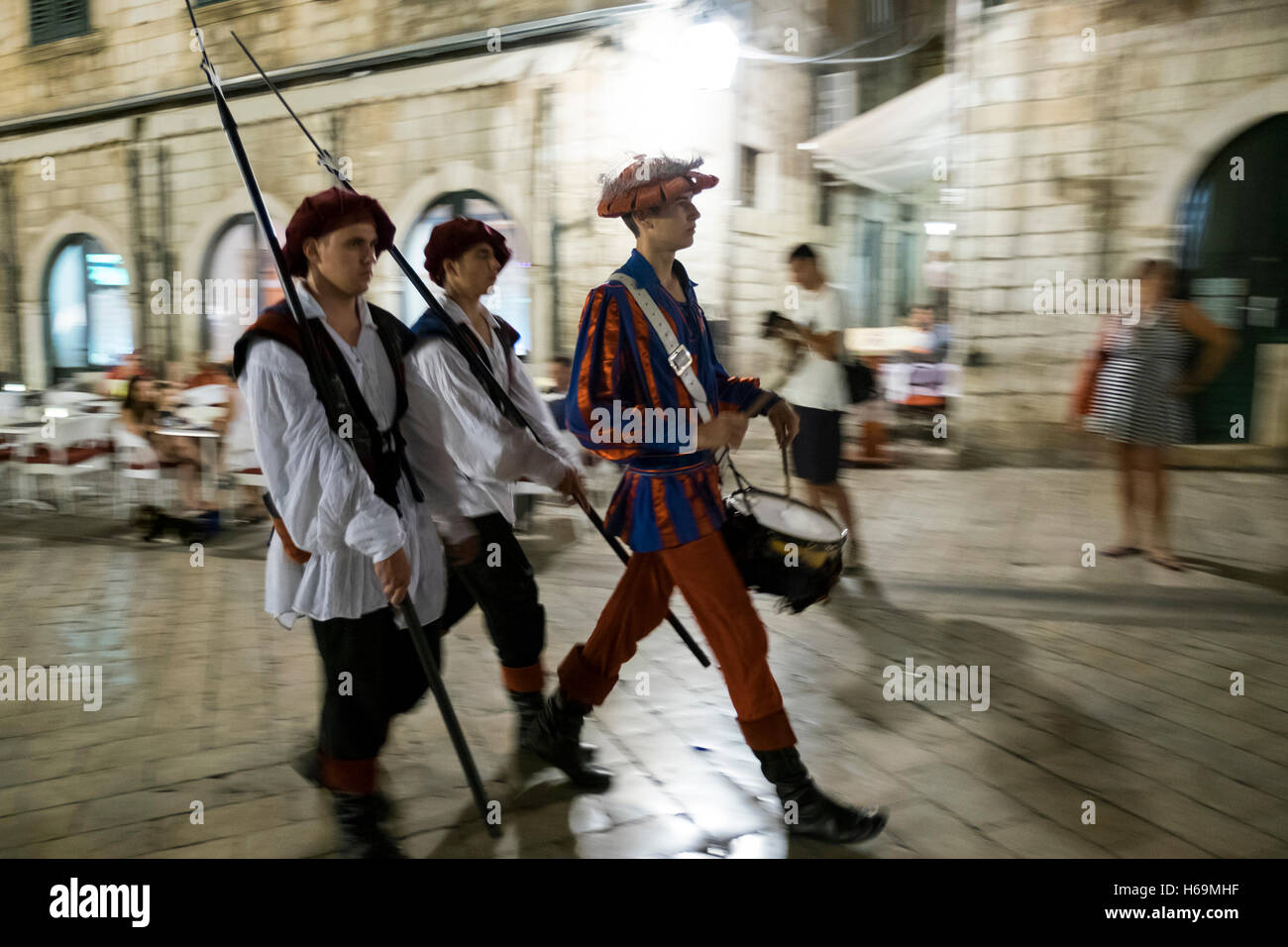 In uniforme guardie cerimoniali marzo attraverso la strada principale di Stradun con un batterista all'interno della Città Vecchia di Dubrovnik. La UNESCO Giornate mondiali Foto Stock