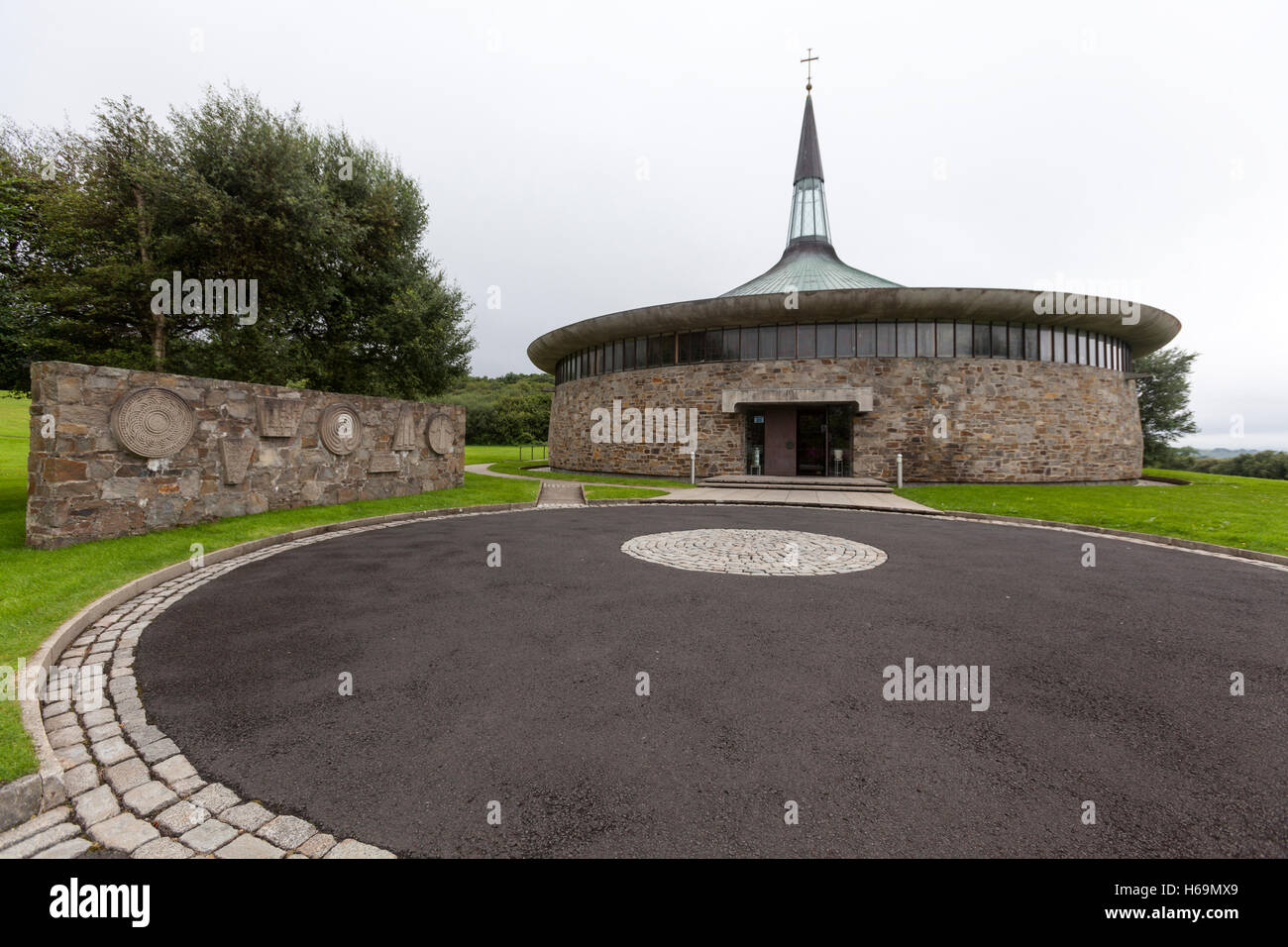 Al di fuori di Burt chiesa da parte di architetti Frank Corr Liam McCormick. Contea di Donegal, Irlanda Foto Stock