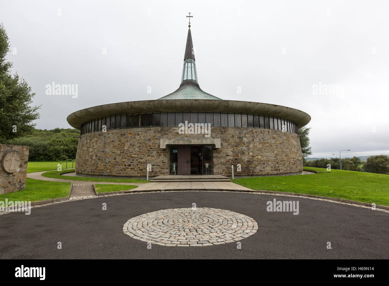 Al di fuori di Burt chiesa da parte di architetti Frank Corr Liam McCormick. Contea di Donegal, Irlanda Foto Stock