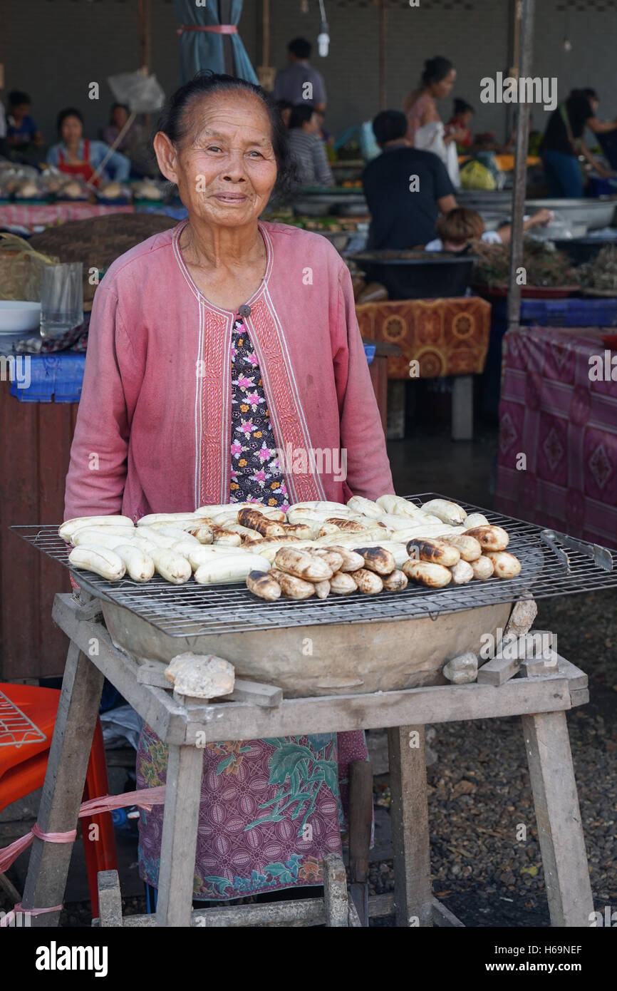 VIENTIANE, LAOS - 19 febbraio 2016: vecchia donna vendita di banane alla griglia su un mercato in febbraio 19, 2016 in Vientiane, Laos, ASI Foto Stock
