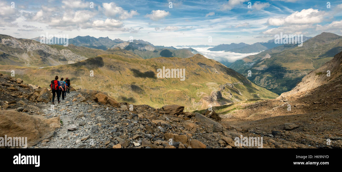 Vista panoramica dei Pirenei mountain range, con gli escursionisti a piedi giù per un sentiero Foto Stock
