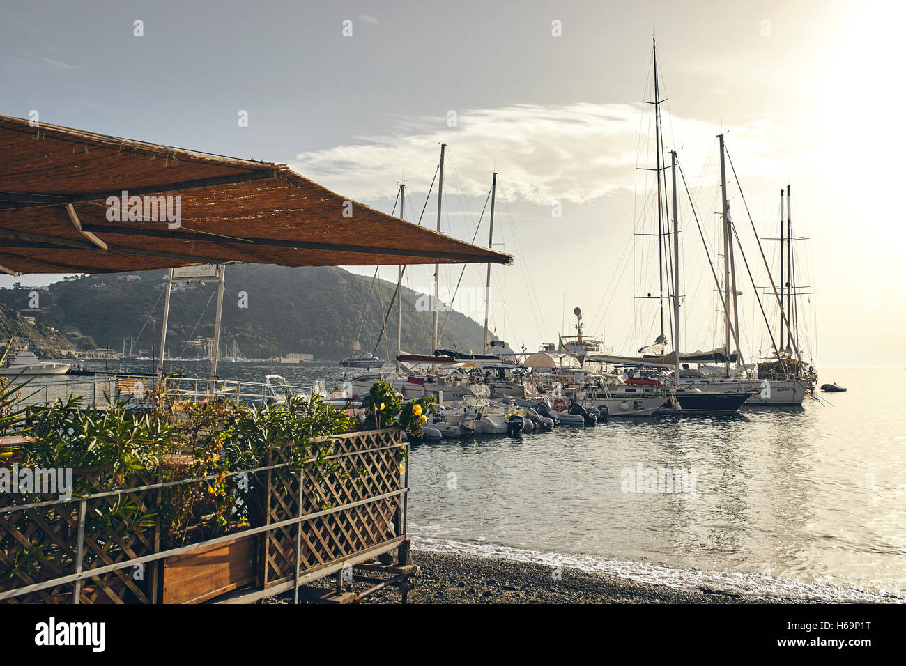 Lipari, Isole Eolie/Italia - Settembre 16th, 2016. vista di un ristorante a Lipari vicino al mare, barca in background. Foto Stock