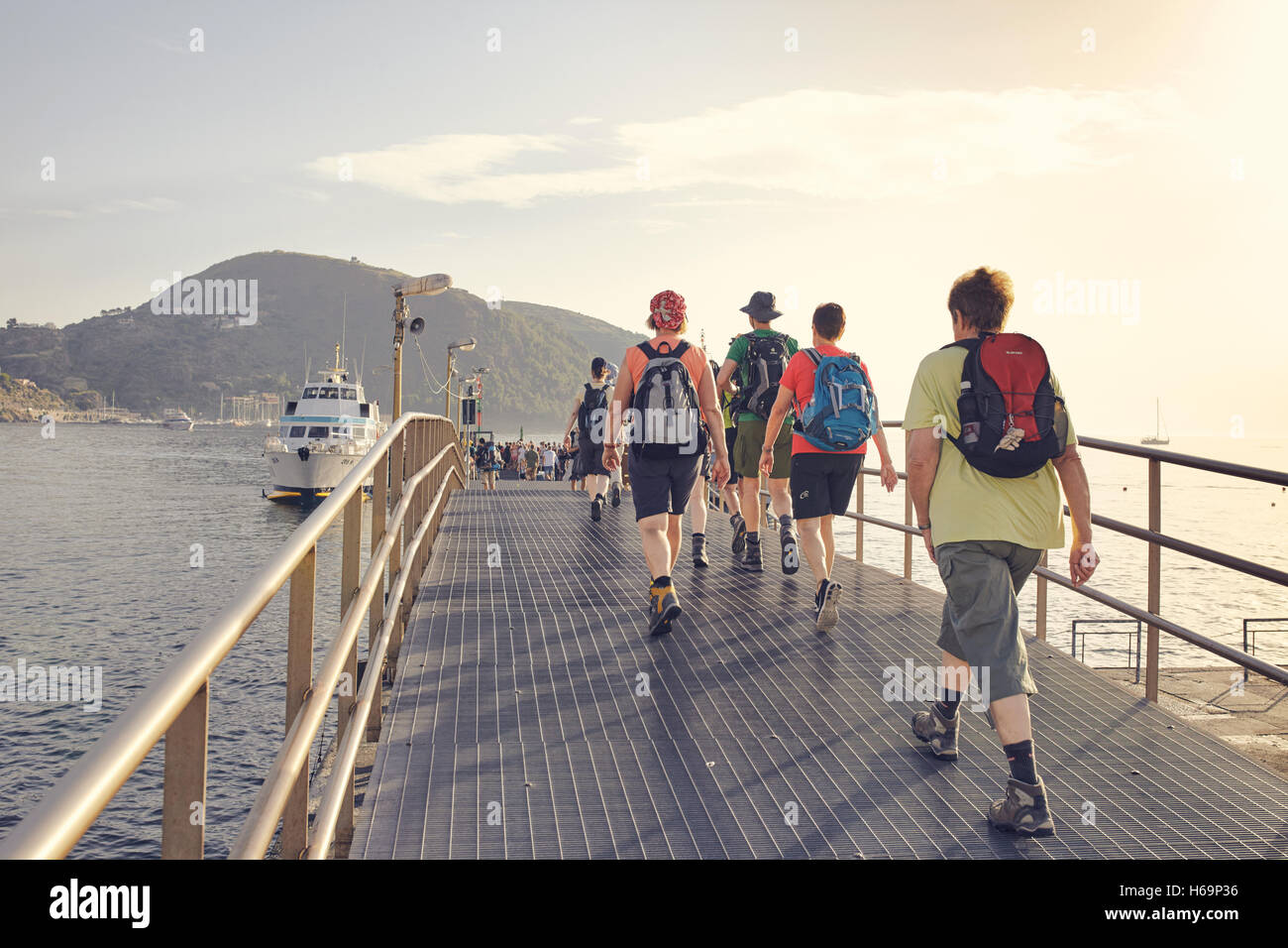 Lipari, Isole Eolie/Italia - Settembre 16th, 2016. I turisti a piedi verso il traghetto per spostarsi intorno le isole eolie. Foto Stock