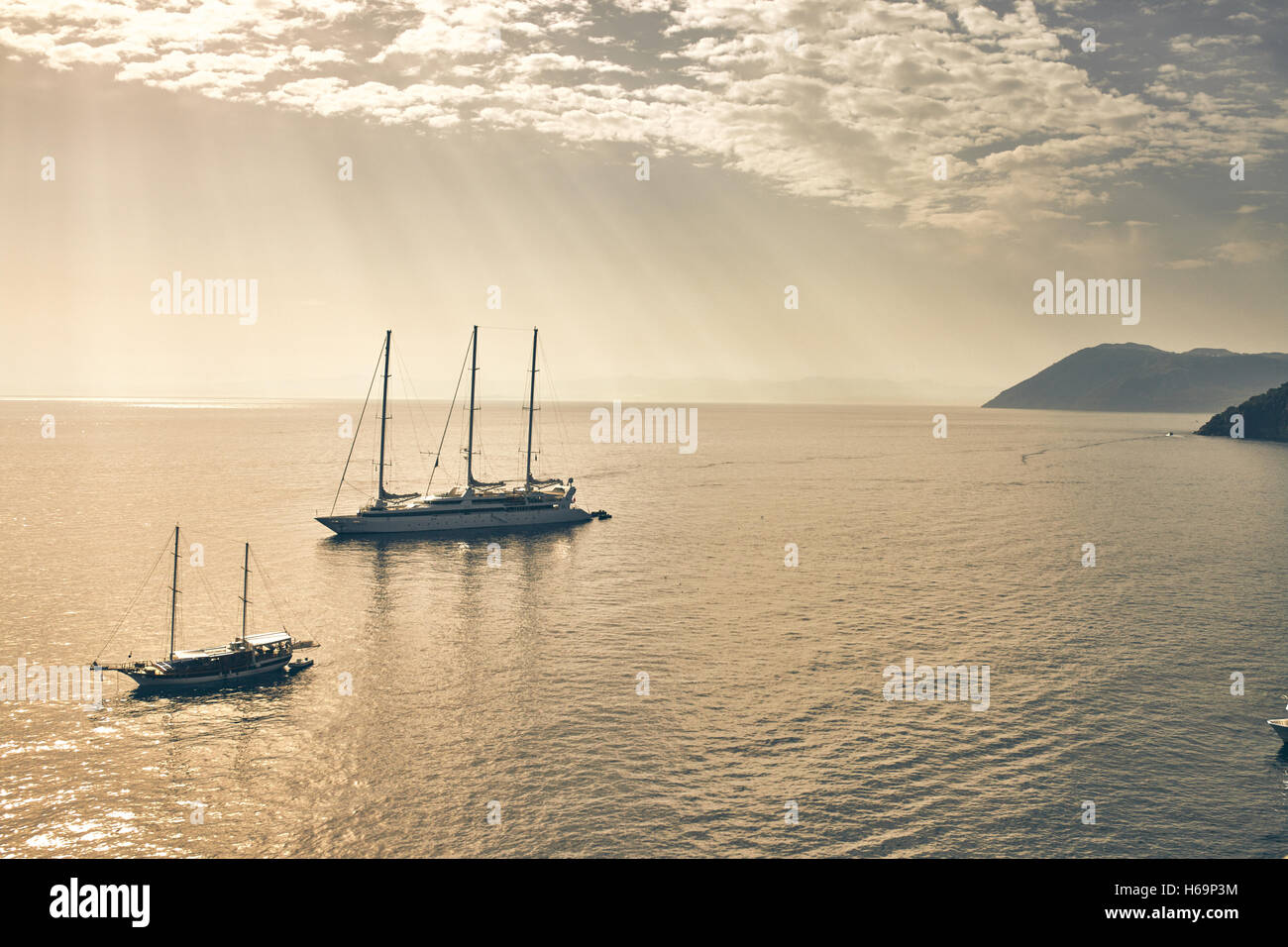 Lipari, Isole Eolie/Italia - Settembre 16th, 2016. Barca a vela al tramonto a Lipari Foto Stock