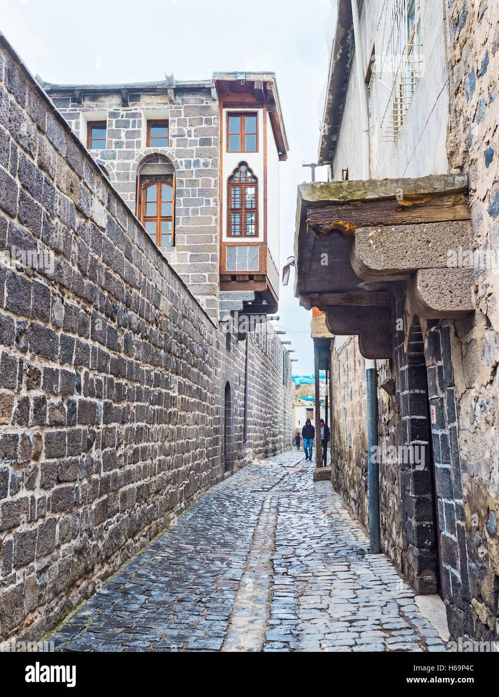 La strada stretta con il basalto alta recinzione di Cemil Pasha Mansion Foto Stock