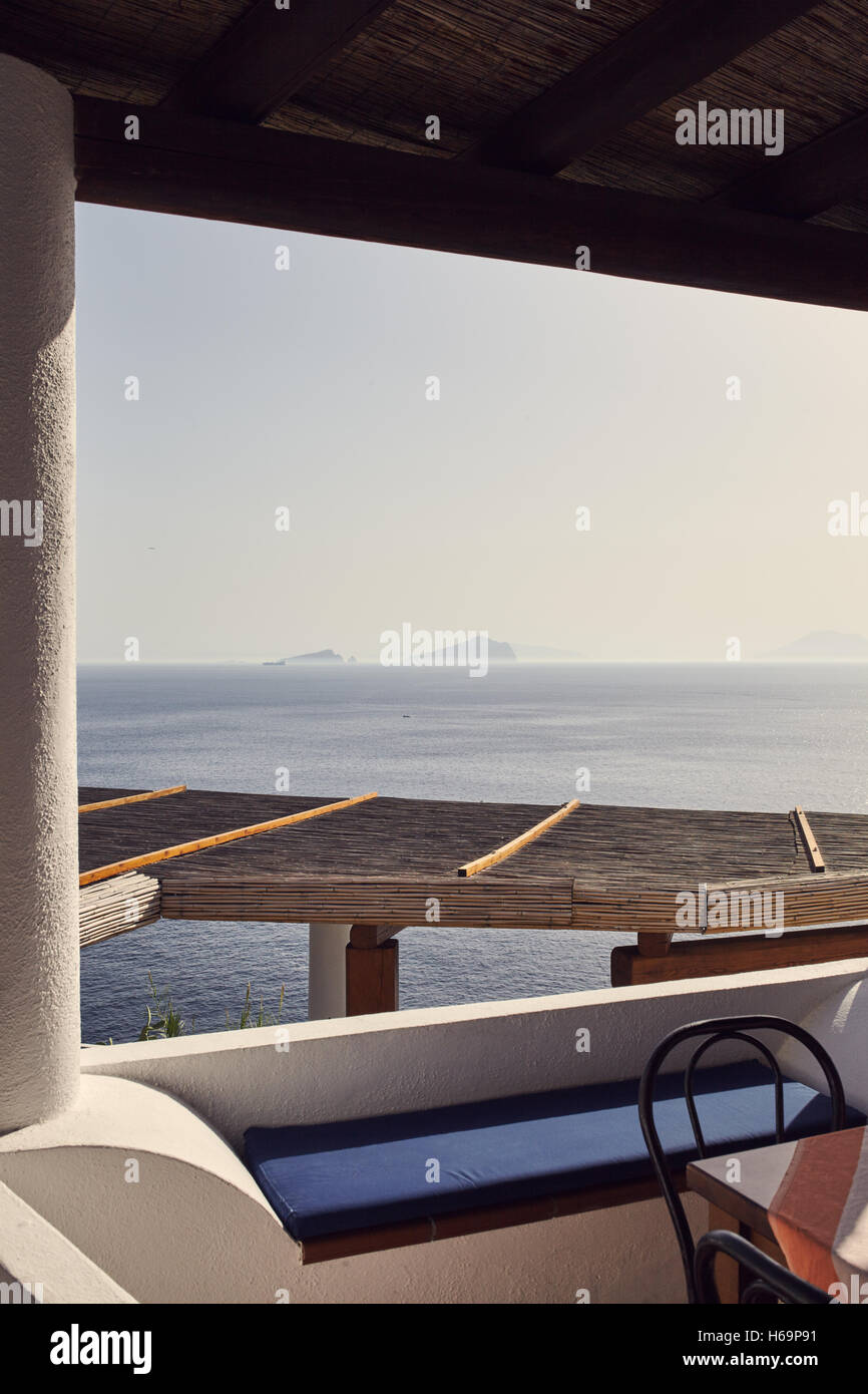 Stromboli e le isole Eolie/Italia - Settembre 16th, 2016. Vista mare da un Ginostra casa tipica con isole eolie backgrou Foto Stock