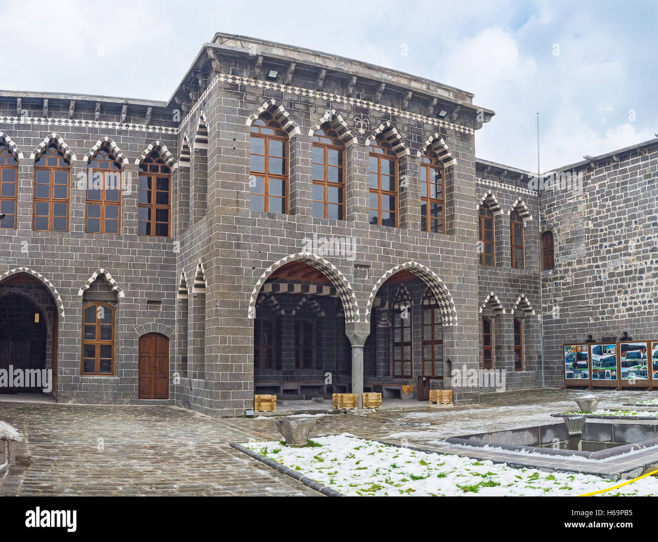 Cemil Pasha Mansion è un bel esempio di architettura tradizionale con il bianco decorazione cis Foto Stock
