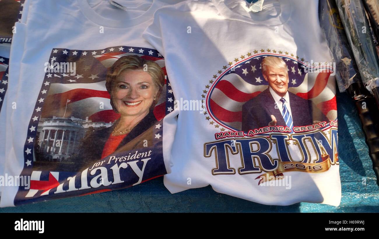 T-shirt bear fattezze di Hillary Clinton e Donald Trump al venditore ambulante di stand in Washington, DC. Foto Stock