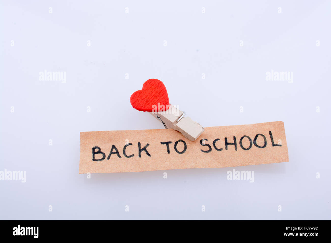 Forma di cuore con un titolo torna a scuola su sfondo bianco Foto Stock