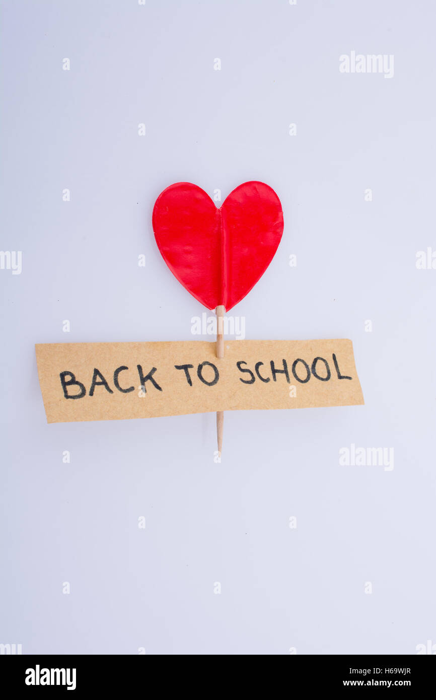 Forma di cuore con un titolo torna a scuola su sfondo bianco Foto Stock