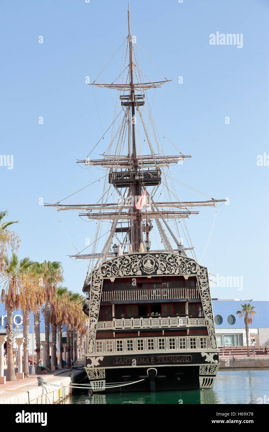 ALICANTE, Spagna - 31 agosto: replica della nave da guerra spagnola santisima trinidad ancorato nel porto di Alicante, effettivamente utilizzati come restau Foto Stock