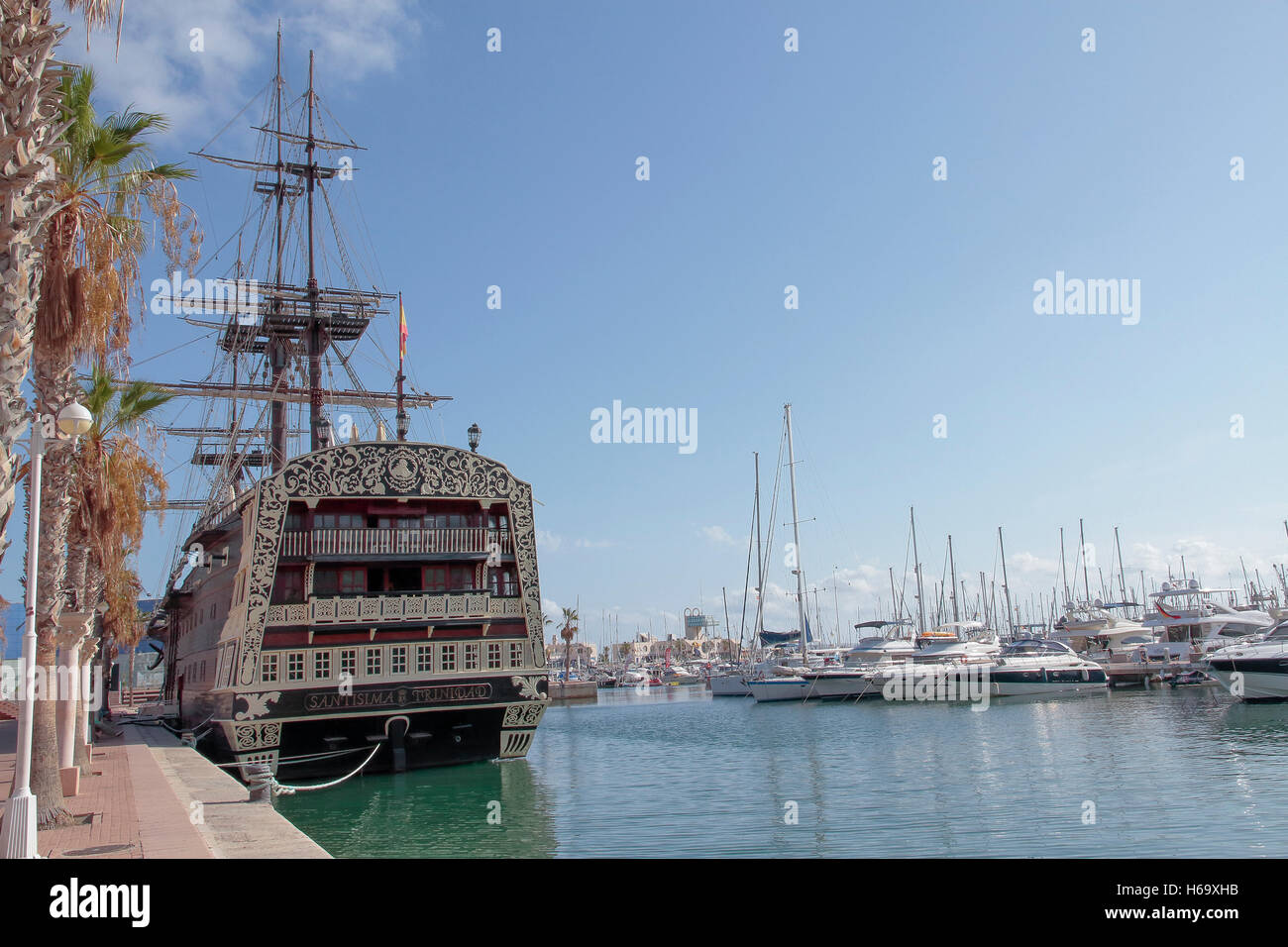 ALICANTE, Spagna - 31 agosto: replica della nave da guerra spagnola santisima trinidad ancorato nel porto di Alicante, effettivamente utilizzati come restau Foto Stock