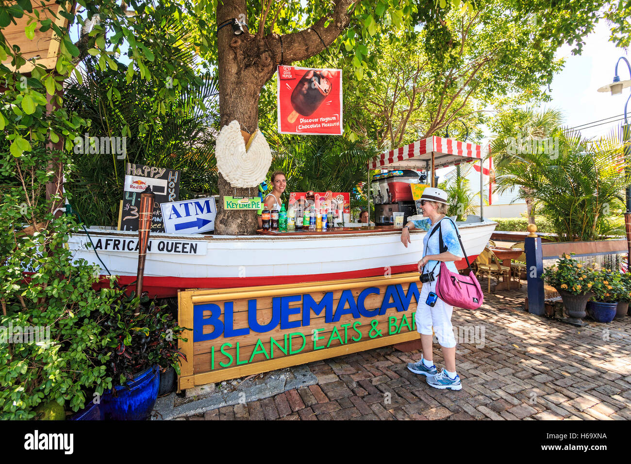 La donna si ferma a comprare a bere all'aperto, bar sul lato della strada a Key West, Florida. Foto Stock