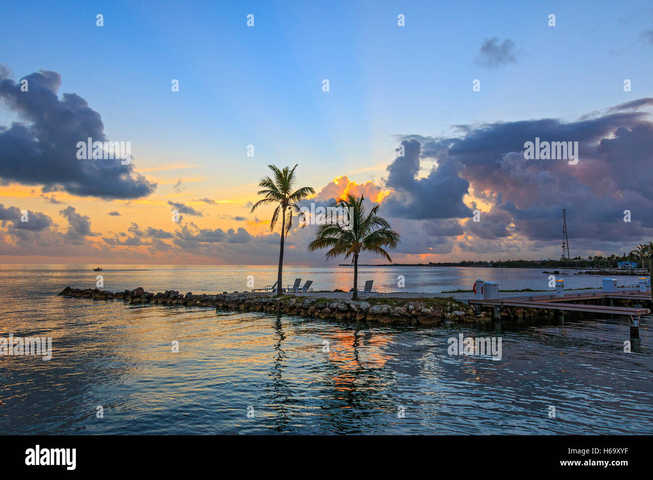Sunrise a un dock sulla chiave di maratona in Florida Keys. Foto Stock