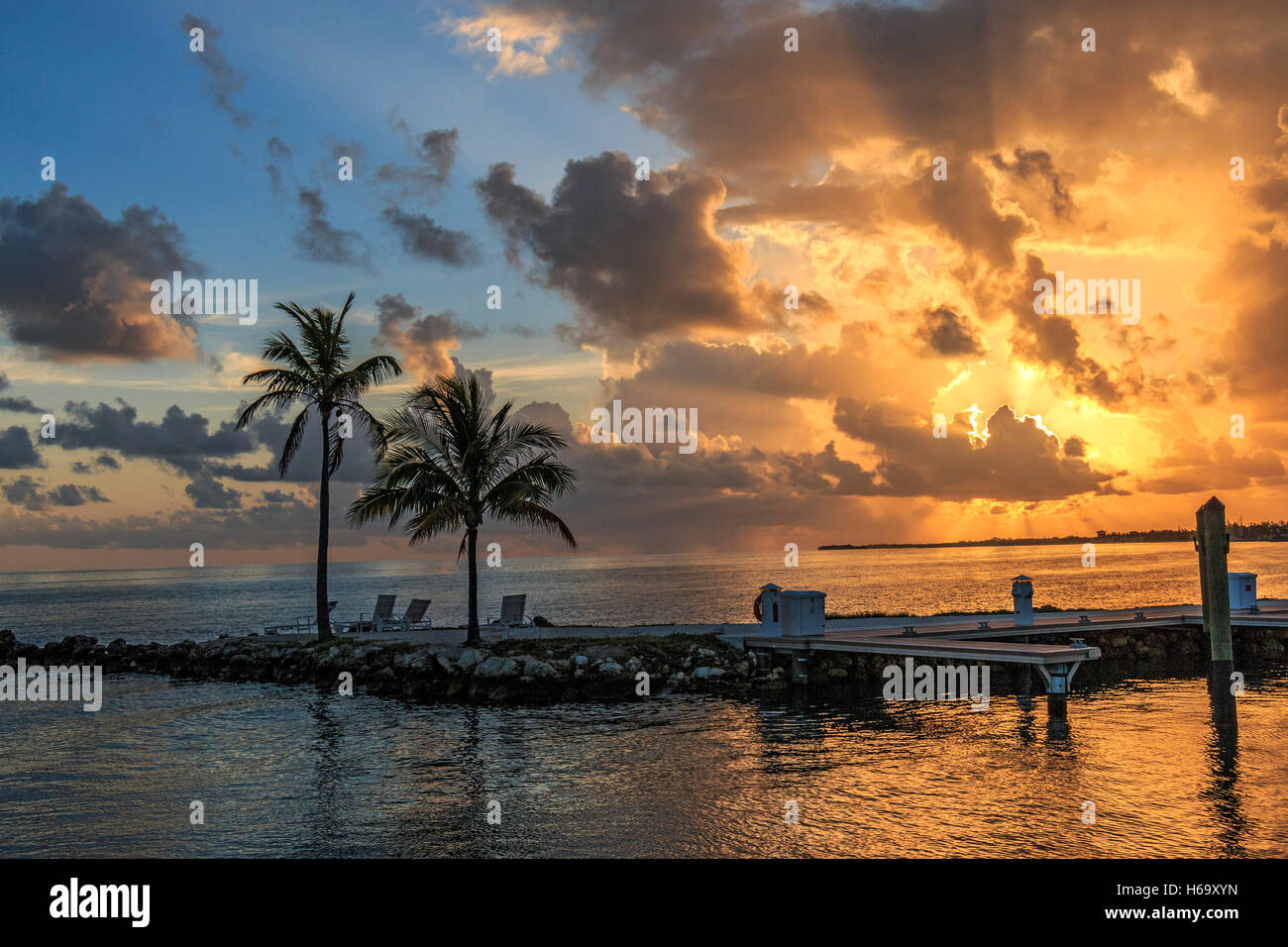 Sunrise a un dock sulla chiave di maratona in Florida Keys. Foto Stock