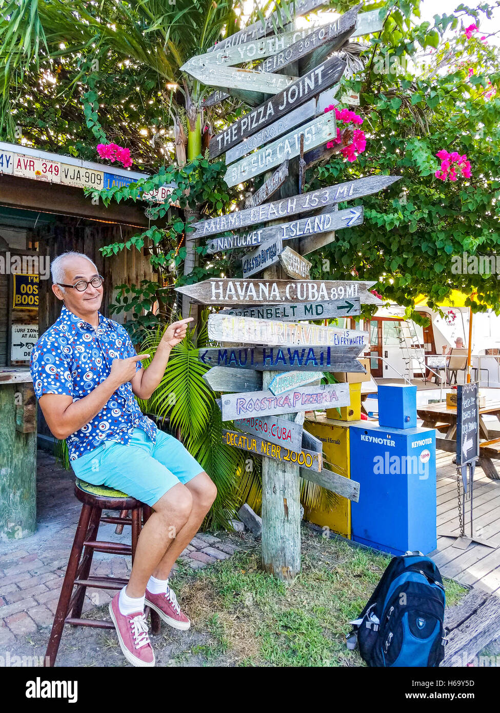 Assortmant di chilometraggio segni al di fuori Hogfish Bar & Grill. Un grande locale, autentico luogo di pesce in Florida Keys Foto Stock