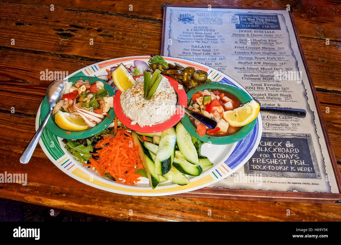 Un assortimento di antipasti di pesce a Hogfish Bar & Grill sul magazzino isola in Florida Keys. Foto Stock