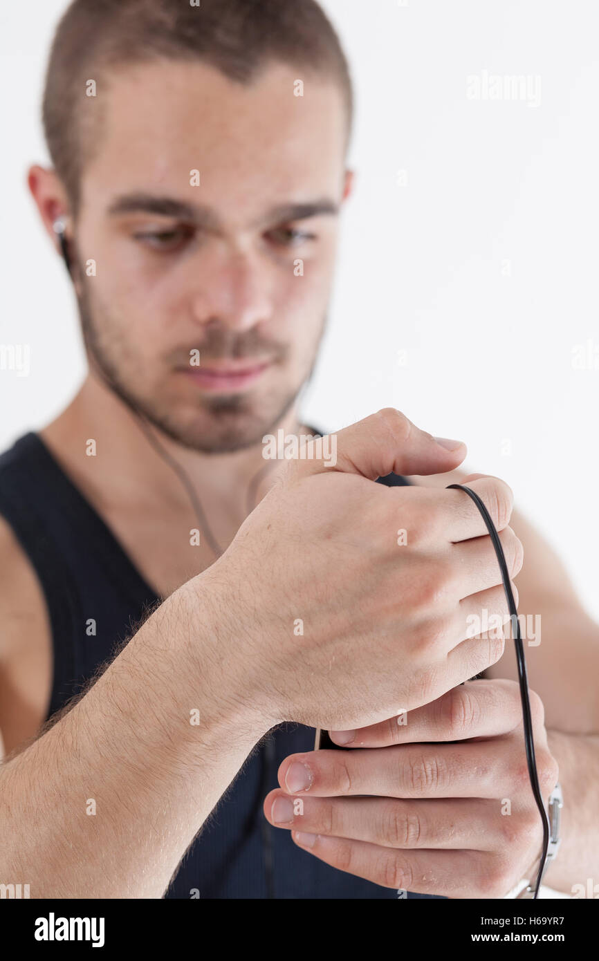 Giovane atleta controllare le sue playlist prima il suo quotidiano lavoro fuori Foto Stock