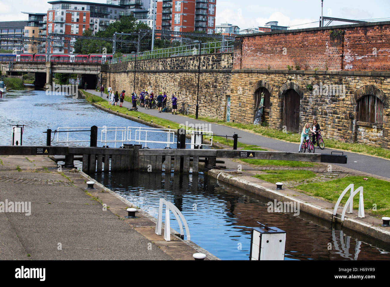 Bloccare su Leeds e Liverpool canal vicino a Granary Wharf a Leeds Foto Stock