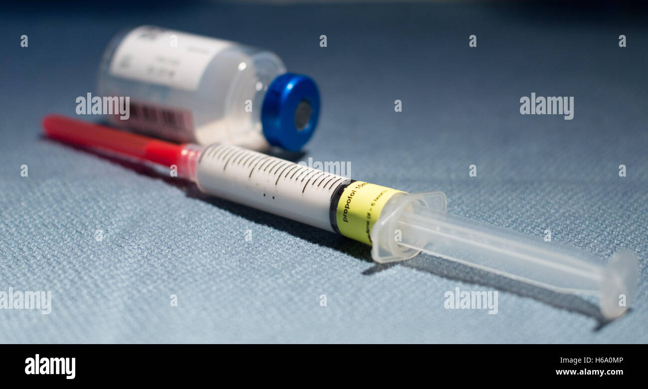 Una siringa riempita con anestesia sedativi, propofol, (l'Michael Jackson farmaco), e un vuoto che la fiala di vetro su un panno blu Foto Stock