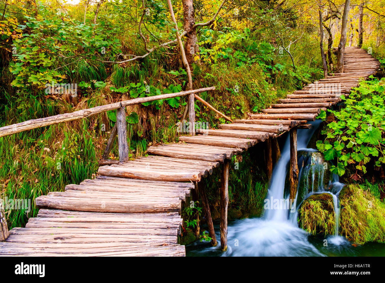 Passeggiata nel Parco Nazionale di Plitvice in Croazia Foto Stock