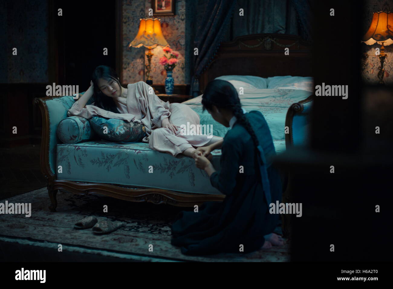 Data di rilascio: giugno 1, 2016 Titolo: Ancella STUDIO: Magnolia Pictures Regista: Chan-Wook Park Stampa: una donna è assunto come una serva a un giapponese ereditiera, ma segretamente è coinvolta in un complotto per frodare il suo starring: Min-hee Kim Jung-woo Ha, Jin-woong Jo (credito: c Magnolia Pictures/Entertainment Pictures/) Foto Stock