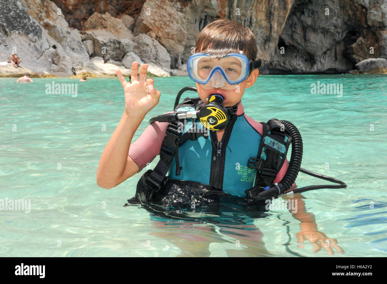 Cala Mariolu, Italia - 28 Giugno 2013: bambino discover scuba diving a Cala Mariolu beach in Sardegna, Italia Foto Stock