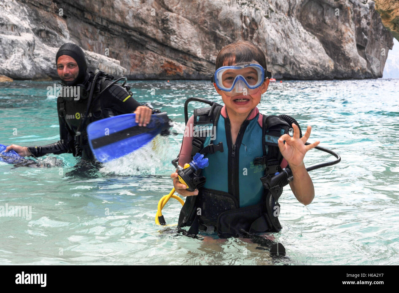 Cala Mariolu, Italia - 28 Giugno 2013: bambino discover scuba diving a Cala Mariolu beach in Sardegna, Italia Foto Stock