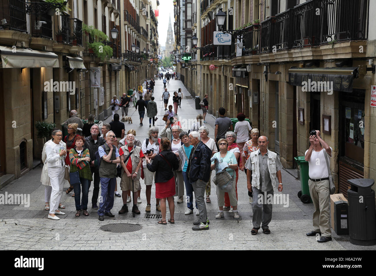 I turisti di fronte alla Basilica di Santa Maria del coro di San Sebastian Donostia Paese Basco in Spagna Foto Stock