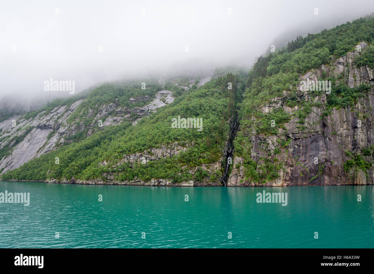 Scenic scogliere rocciose e turquise acqua dei fiordi norvegesi. Foto Stock