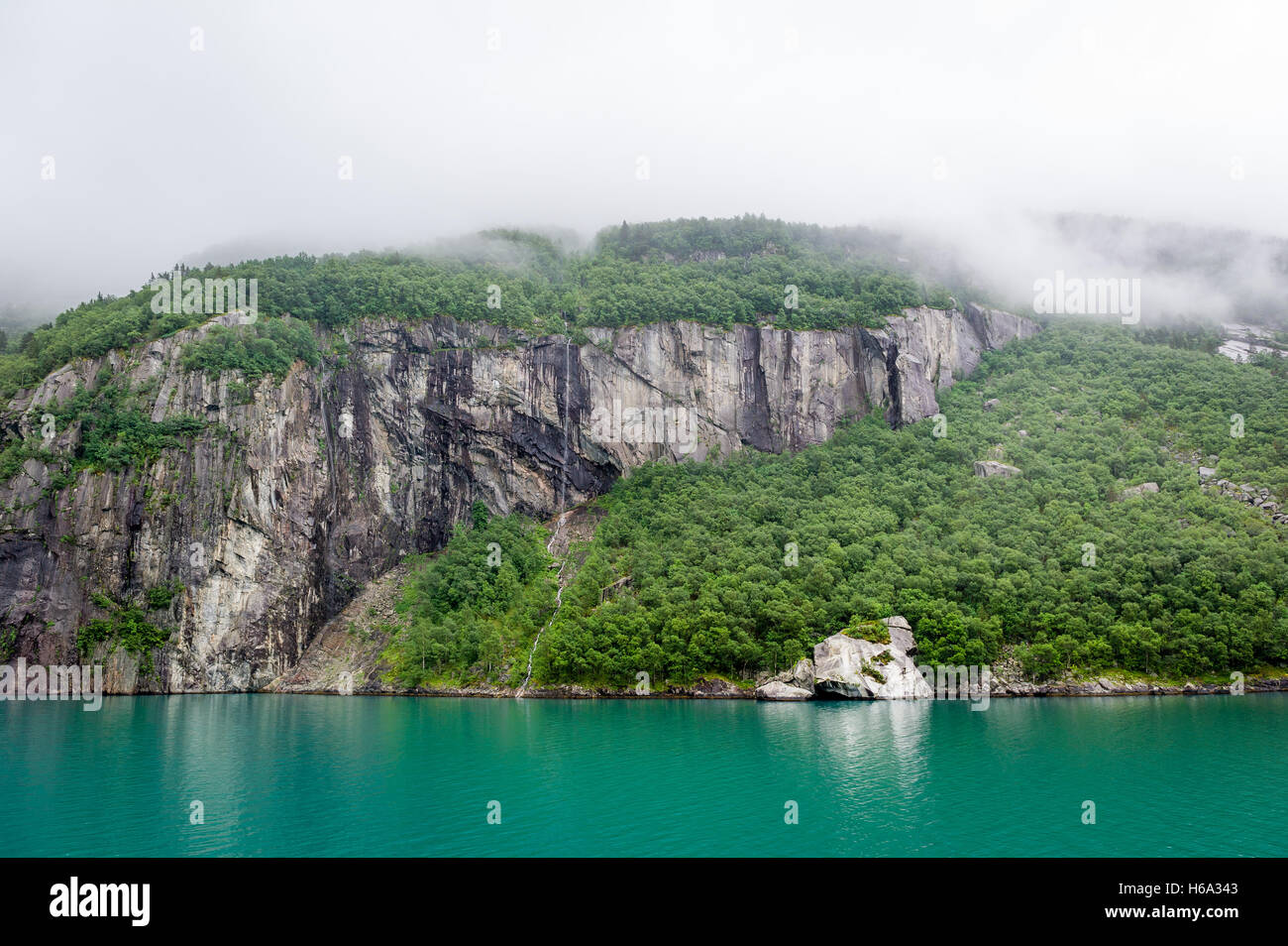 Fiordo roccioso con scogliere verticali e incredibile acqua bella. Foto Stock